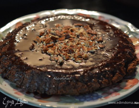 Вылить глазурь поверх кекса готового. Сверху посыпать орехами. Нарезать порциями. Приятного аппетита.