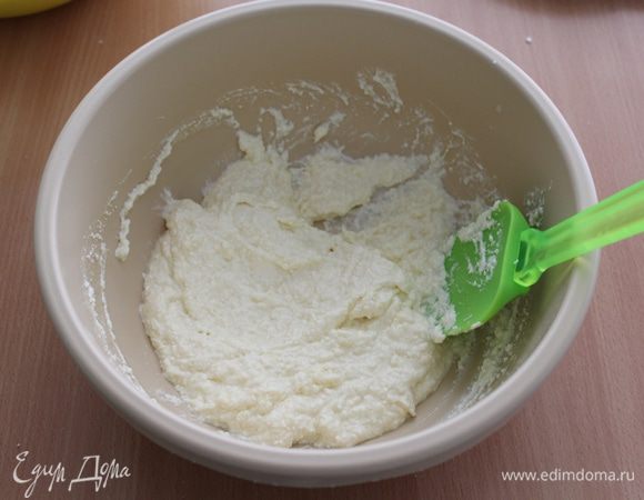 Творожный сыр, молоко и растопленное сливочное масло перемешать до однородной массы.