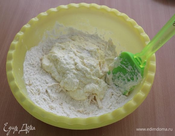 Творожную массу добавить к мучной и перемешать.