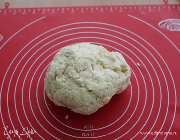 Быстро замесить тесто, оно должно быть мягким.