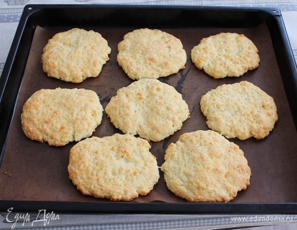 Поставить в предварительно нагретую до 200ºС духовку и выпекать в течение 15–16 минут до золотистого цвета.