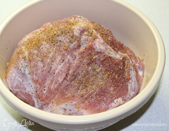Мясо промыть, высушить салфеткой. Натереть солью, перцем, любимыми  пряностями. Накрыть и на пару часов поставить в холодильник (но даже если вы упустите этот момент, ничего страшного).