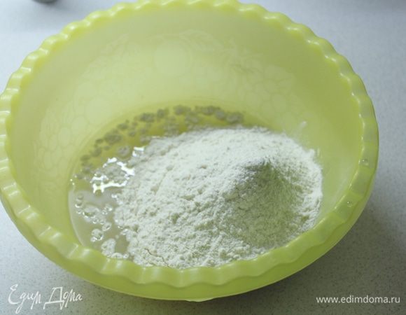 Муку просеять, добавить соль, растительное масло и воду.