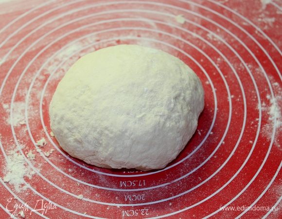 Замесить тесто, как на пельмени.