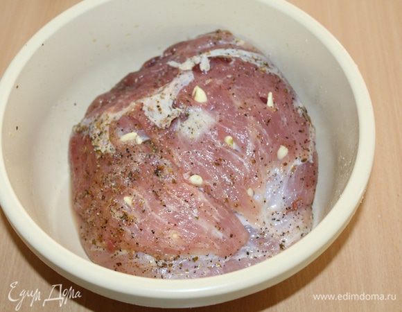 Достать мясо, нашпиговать его чесноком.