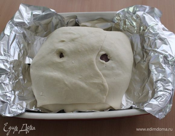 Мясо конвертом завернуть в тесто, сделав пару отверстий. Выложить мясо на фольгу в смазанную сливочным маслом форму.
