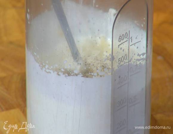 Приготовить заправку: сливки взбить блендером с насадкой-венчиком, затем добавить кефир и чеснок, все посолить, поперчить и перемешать.