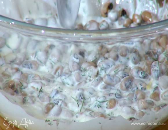 К фасоли «черный глаз» всыпать порубленный укроп, влить половину заправки, добавить листья салата и все перемешать.