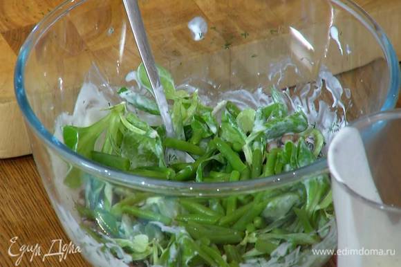 Стручковую фасоль разрезать на три части, добавить к салату, все перемешать и выложить на блюдо.