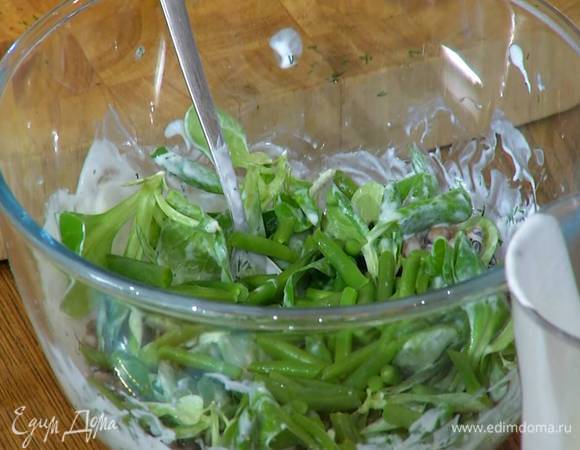 Стручковую фасоль разрезать на три части, добавить к салату, все перемешать и выложить на блюдо.