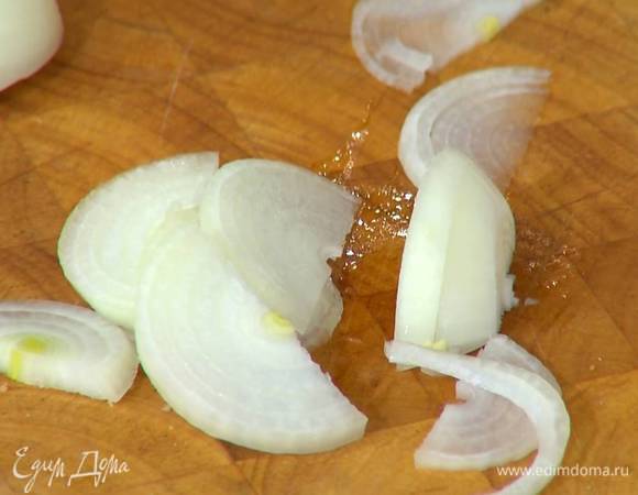 Лук почистить и нарезать тонкими полукольцами.