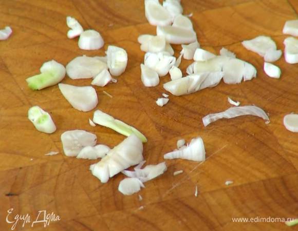 Чеснок почистить и мелко порубить.