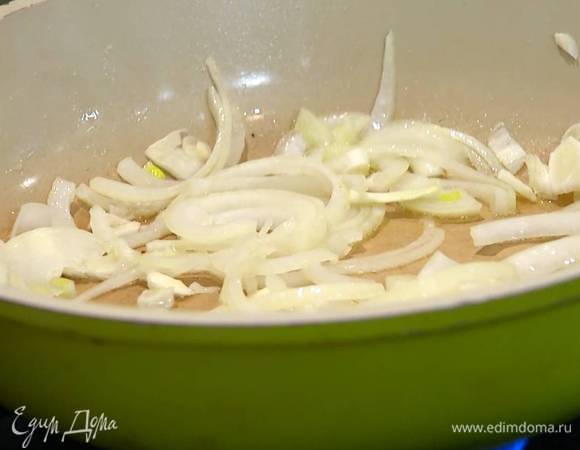 Разогреть в сковороде оливковое масло и слегка обжарить лук и чеснок.