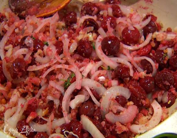 Всыпать измельченные сухари и листья тимьяна, немного посолить, затем добавить вишню, все перемешать и обжаривать пару минут.