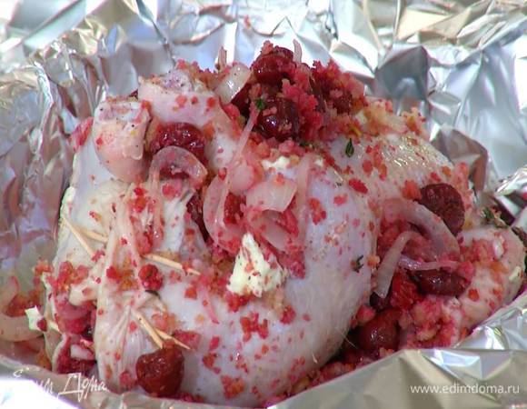 Цыпленка посолить, поперчить, смазать сливочным маслом и скрепить края фольги.