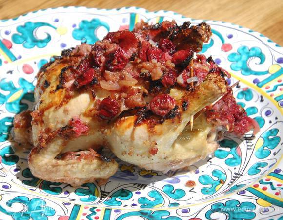 Запекать цыпленка в разогретой духовке 15–20 минут, затем, развернув фольгу, запекать еще минут 15 под грилем до образования золотистой корочки.