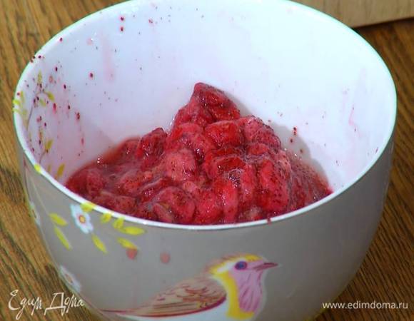 Землянику предварительно разморозить, затем слить лишнюю жидкость.