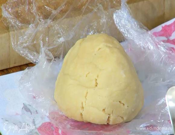Сформировать из теста шар, завернуть в пищевую пленку и отправить на 10–15 минут в морозильник.