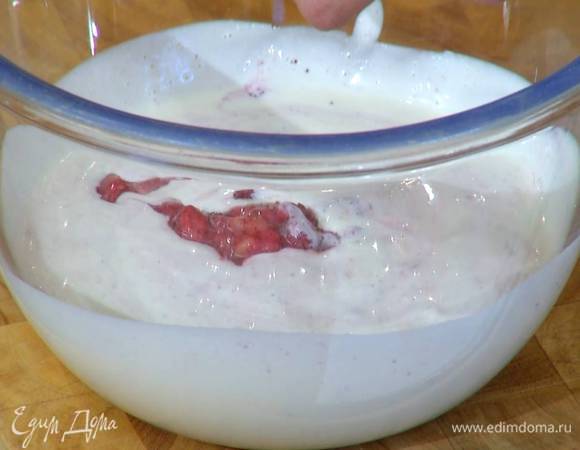 Приготовить крем: сливки соединить со сгущенкой и взбить блендером с насадкой-венчиком, затем добавить землянику, все перемешать и отправить в морозильник.