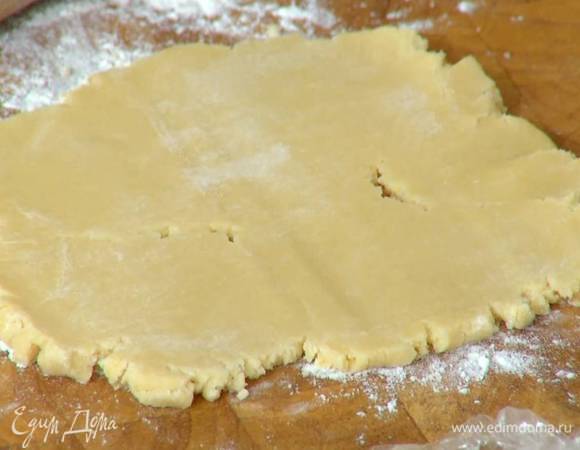 Охлажденное тесто выложить на рабочую поверхность, присыпанную оставшейся мукой, и раскатать в пласт.