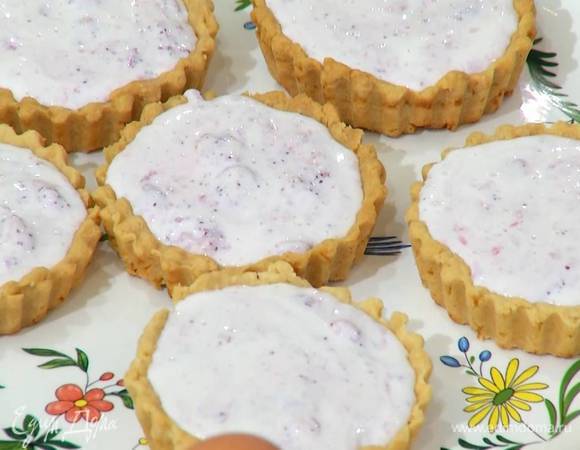 Наполнить тарталетки охлажденным земляничным кремом.