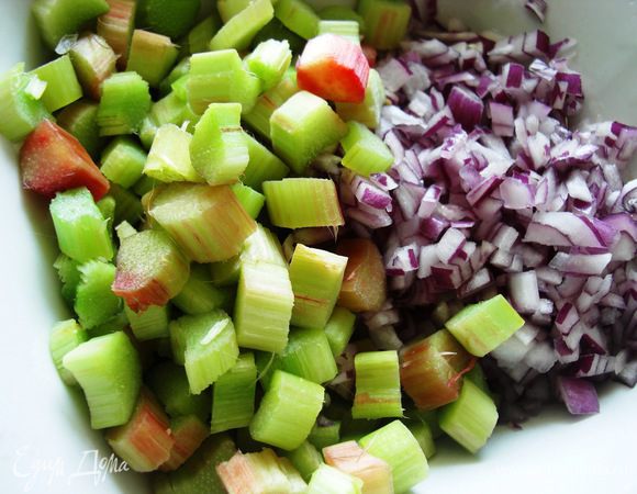 Ревень и красный лук очистить и нарезать кубиками.