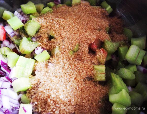 В сотейник налить винный уксус (я вместо него использовала свежевыжатый  лимонный сок).
Сложить нарезанные овощи в сотейник и добавить сахар. Обычно использую коричневый, хотя можно готовить и с белым сахаром.
