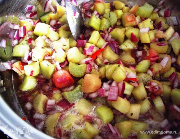 Поставить овощи варится на маленьком огне около 30 мин. 
Слегка помешивать и добавлять все нужные специи из списка ингредиентов. 
