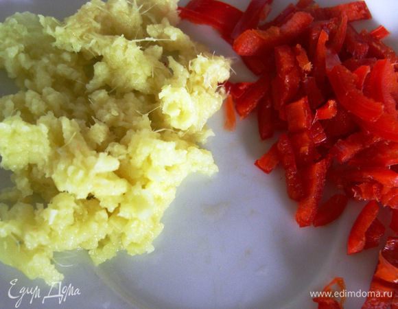 Вначале удалить семена и мелко порезать кусочек чили перца, a потом  почистить и натереть на терке имбирь около 5 см.