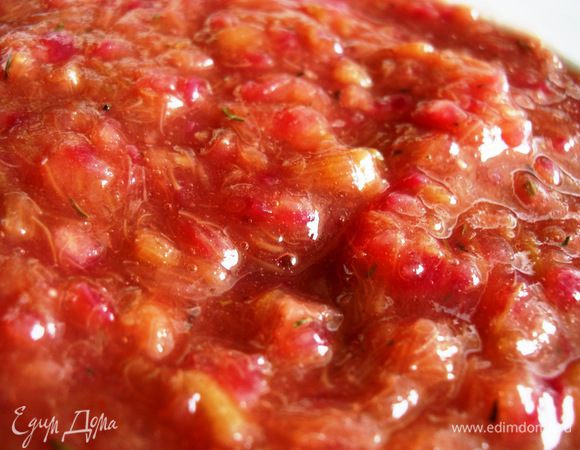 Добавить мед, соль и тимьян. Все не забыть помешивать и несколько раз попробовать на вкус. Сколько раз готовила, каждый раз хотелось добавить чего-нибудь побольше: то кислоты, то соли, то остроты... Одним словом готовим так, чтобы стало вкусно)) 
Через полчаса соус загустеет, приобретет нужный вкус и аромат. Снимаем соус с огня. 