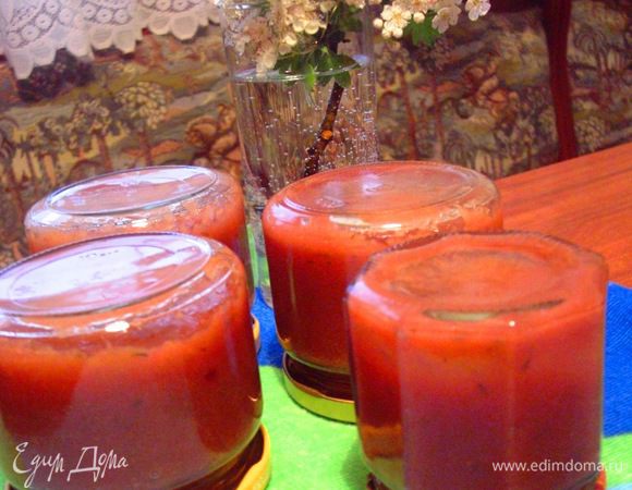 И еще... это прекрасная заготовка на зиму. Когда соус снимаете с огня, можно  сразу, пока он горячий, разложить по стерильным баночкам. 
Если соус был прокручен блендером и немного остыл, снова доведите его до кипения и лишь потом разложите по баночкам.
Из 500 г ревеня получается 4 небольшие баночки соуса.
