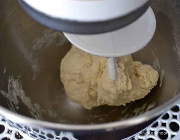 При приготовлении хлеба по этому рецепту используем тестомешалку, но, полагаю, что можно обойтись и электромиксером.
Итак, в чашу тестомешалки всыпать всю предварительно просеянную муку. Воду подогреть до 20°C. Включить тестомешалку на самой малой скорости и постепенно влить воду. Также на минимальной скорости продолжать вымешивать тесто ровно 5 минут. Тесто начнет полностью отходить от стенок чаши и соберется в компактный шар.