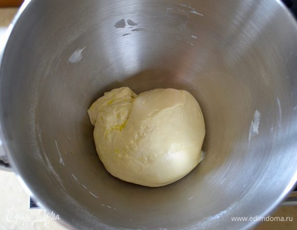 Оставить тесто в чаше тестомешалки, слегка смазав его поверхность растительным маслом.