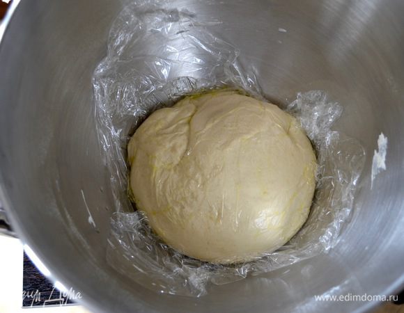 Накройте тесто пищевой пленкой и сверху накройте кухонным полотенцем. Оставьте на 1 час. Через час тесто будет выглядеть как на фото, немного увеличившись в размере и округлившись! 
