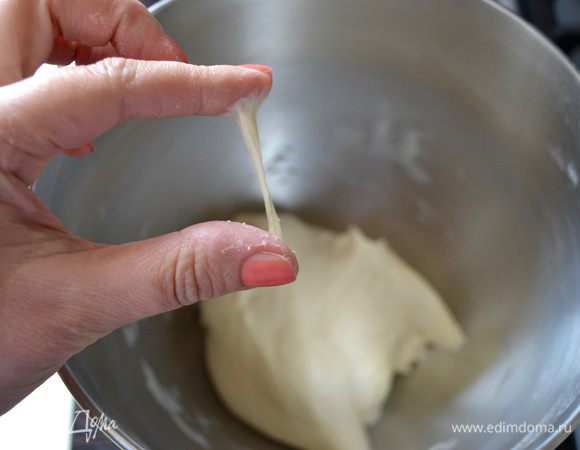 Через 20 минут сделать проверку на готовность... Отщипните кусочек теста, зажмите его между большим и указательным пальцем и потяните, растягивая тесто... Оно должно вытянуться в тонкую "нить" и не порваться. Тесто готово! 