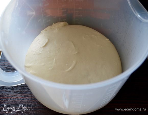 Выложите его в прозрачную миску (желательно с ровными вертикальными стенками). Накройте миску пленкой и поставьте в спокойное место до увеличения объема теста вдвое (следить по миске)... Так выглядело тесто минут через 40.