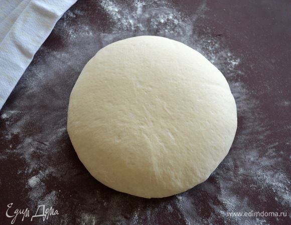Теперь выложить тесто на слегка припыленную мукой поверхность, слегка обмять и сформировать шар. Присыпьте поверхность теста совсем немного мукой, накройте теперь сначала кухонным полотенцем, а затем полиэтиленовым пакетом. Оставить на 30 минут. 
