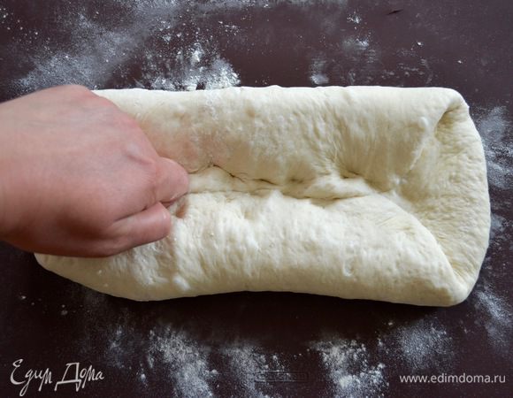 Разверните тесто на 180°C и снова заверните и защипните верхний край.