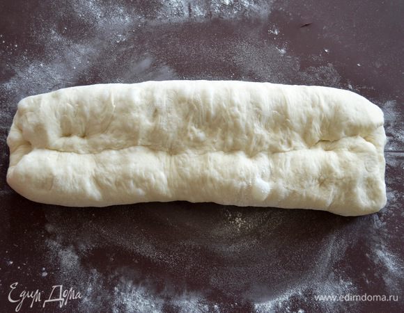 Сделайте еще два таких разворота, заворачивая каждый раз верхний край к центру и плотно придавливая его основанием ладони...