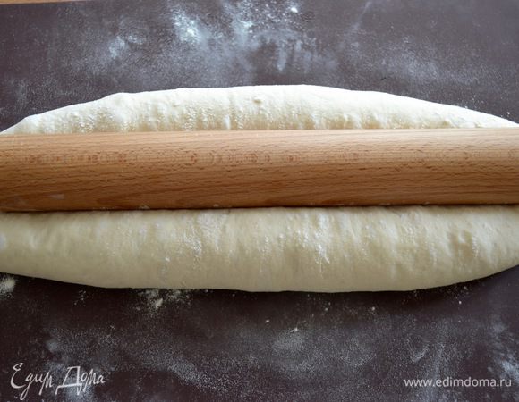 По прошествии указанного времени слегка припылите поверхность буханки мукой и, "вооружившись" самой обыкновенной скалкой (диаметром около 5 см), просто придавите ею тесто по центру, доходя скалкой до стола, до основания...