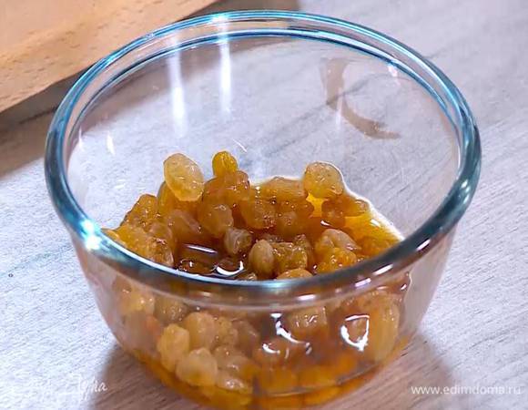 Изюм замочить в роме и дать постоять 5 минут.