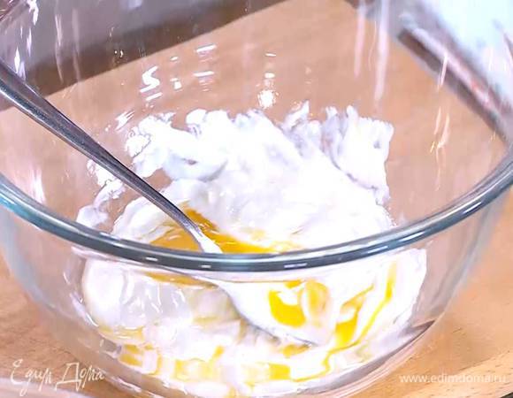 Яйцо соединить со сметаной и сахаром, все перемешать.