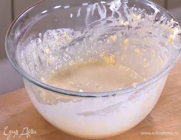 Предварительно размягченное сливочное масло добавить в яично-сметанную массу и взбить все блендером с насадкой-венчиком.