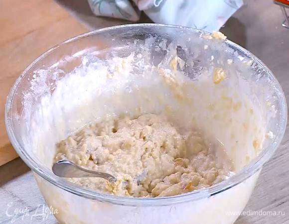 Добавить изюм вместе с ромом, все перемешать, затем всыпать муку с разрыхлителем, влить молоко и вымешать тесто.