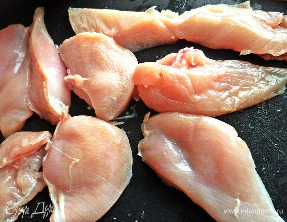Филе нарезать на тонкие ломтики.
