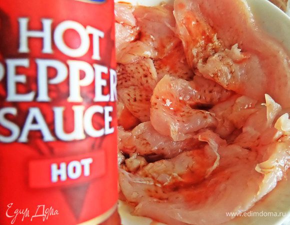 Также сбрызнуть чили соусом.
