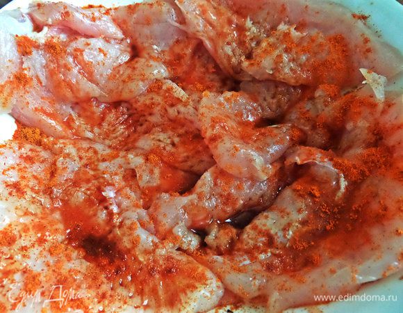 Посыпать паприкой.