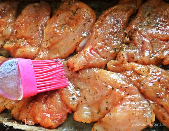 Все перемешать (можно дать постоять в холодильнике). Разложить в смазанной форме одним слоем и верх тоже смазать кисточкой с маслом.