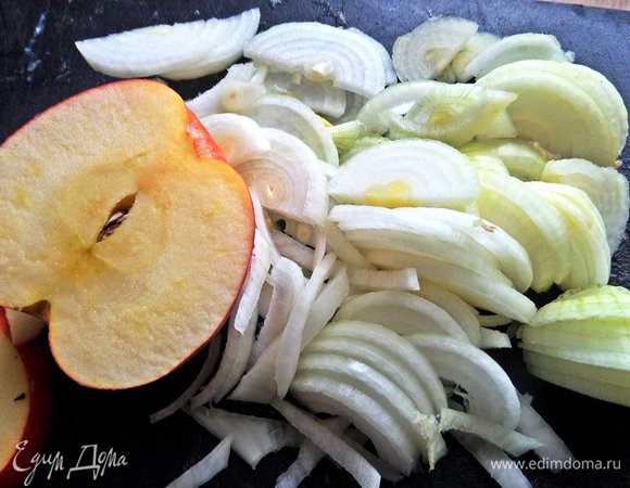 Крупное яблоко нарезать на дольки. Лук тоже полукольцами.
