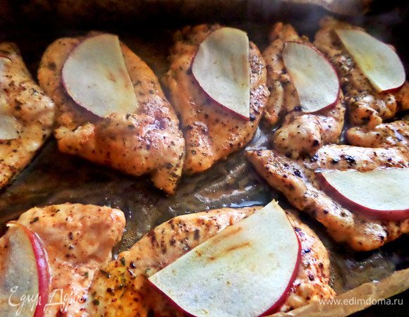 Жарим в духовке минут 15 при 180°C, перевернув в процессе и жарить еще минут 10 уже без яблока. 